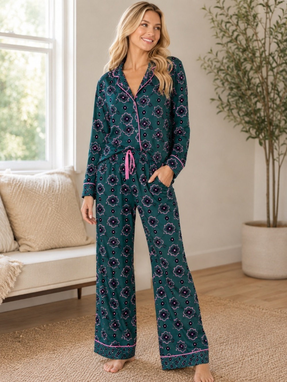 Room Service Green Pink Printed Pajama Set Women’s Small
- 54672